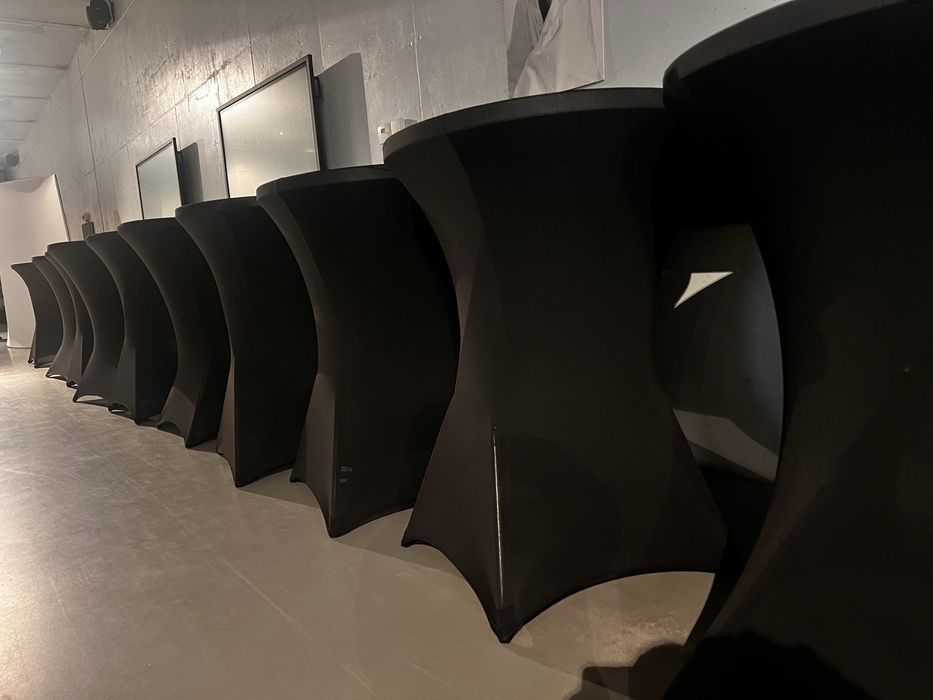 Închiriez mese cocktail cu husă neagră – pentru evenimente în Craiova