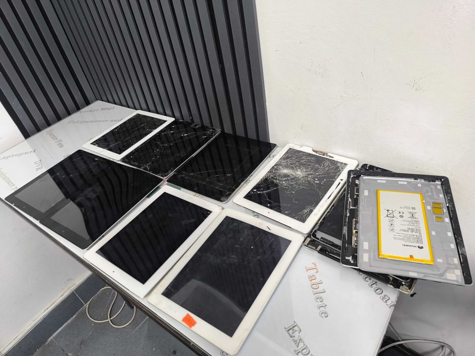 Lot 9 iPad-uri functionale dar cu display spart —  piese / reparații