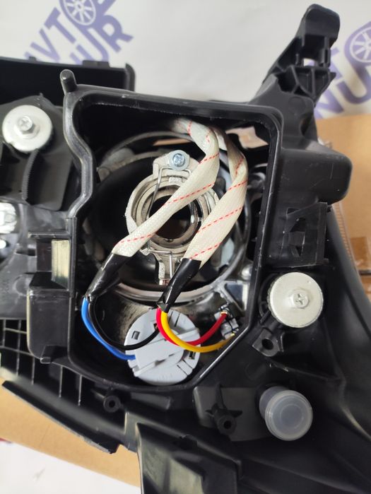 Фара передняя Авенсис