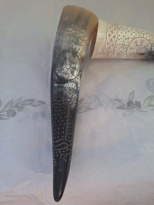 Гравирана чаша от естествен рог