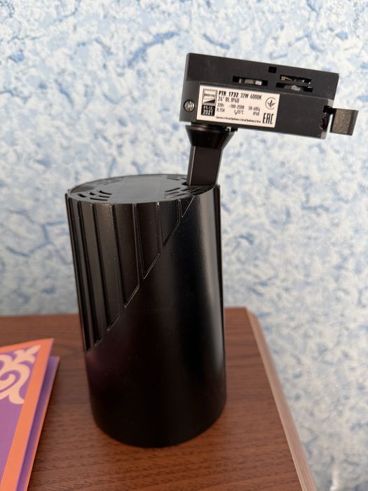 Треки освещения помещени