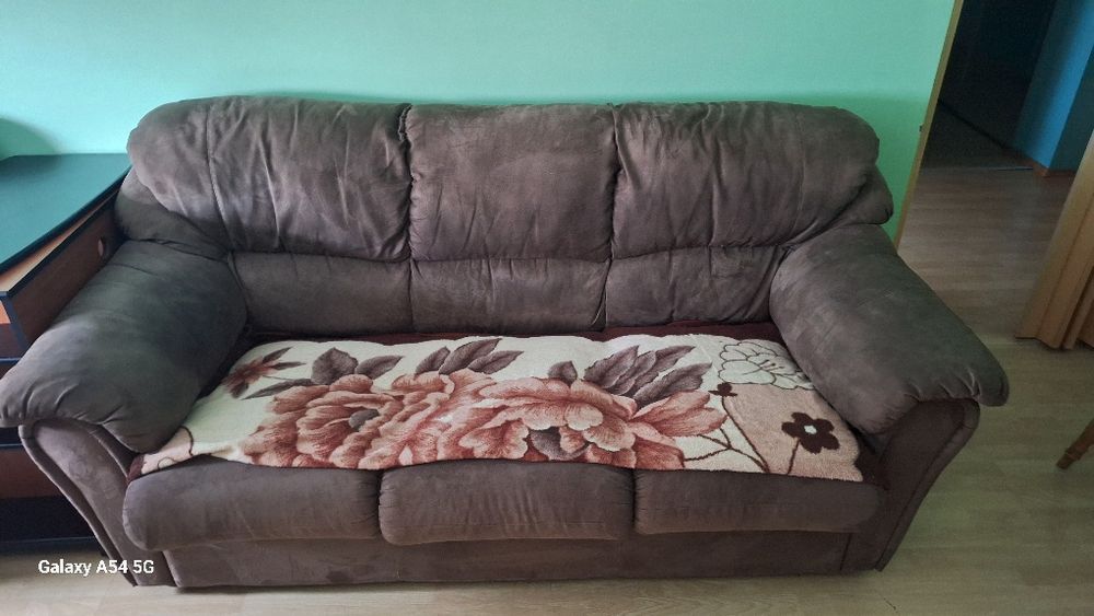 Vând set: două canapele spațioase + fotoliu.