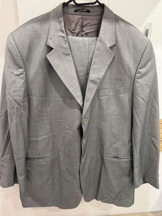 Италианският сив мъжки официален костюм включва сако и панталон