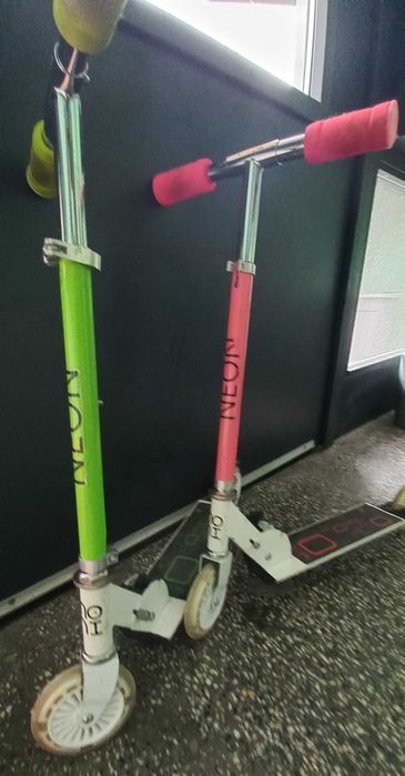 Детска тротинетка със светещи колела Moni Neon