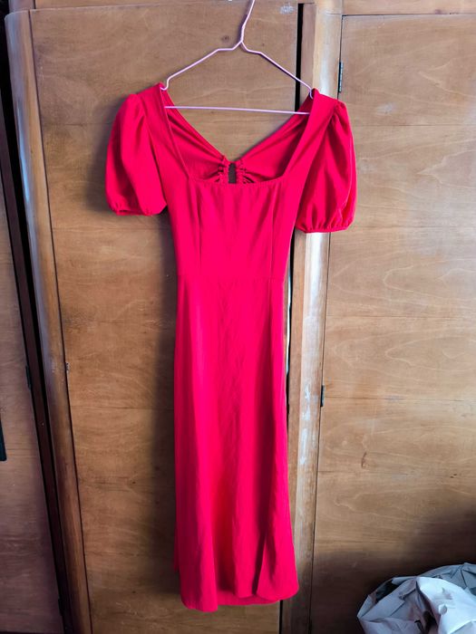 Червена рокля, официална или ежедневна