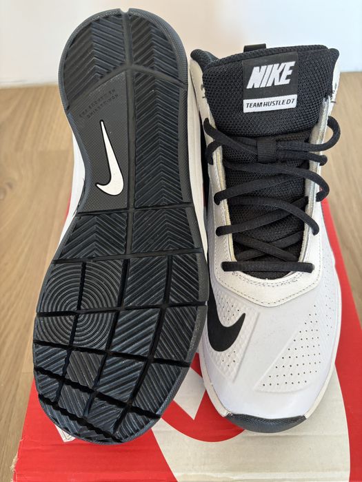 Adidasi Nike Team Hustle D7 38.5