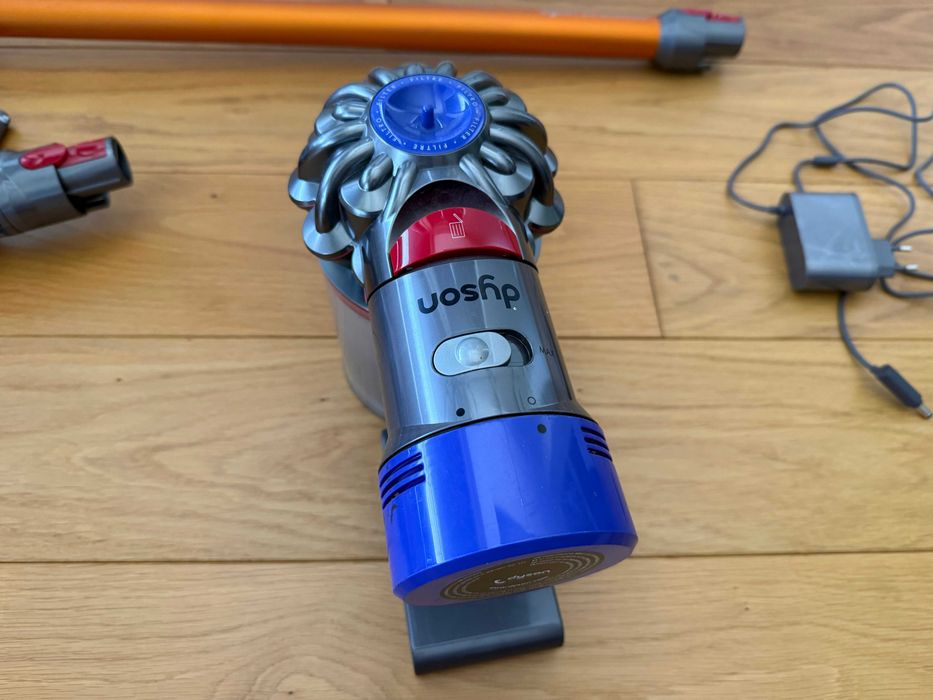 Dyson V8 Absolute (SV10) – Безкабелна прахосмукачка (За части/ремонт) + аксесоари