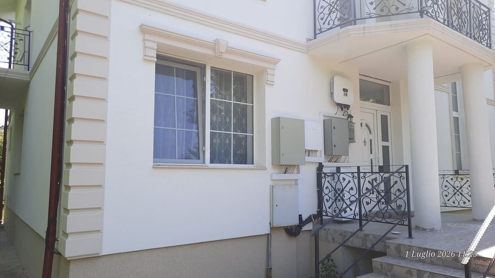 Casa .Apartament de 90mp,cu gradina,  în vila