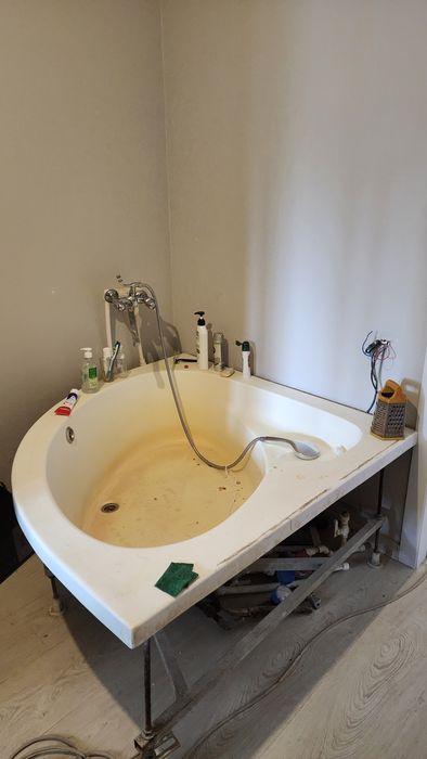 Срочно продается акриловая ванна в хорошем состоянии, нужно почистить