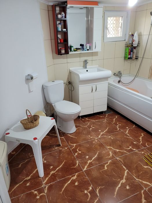 Vând casa com Comana