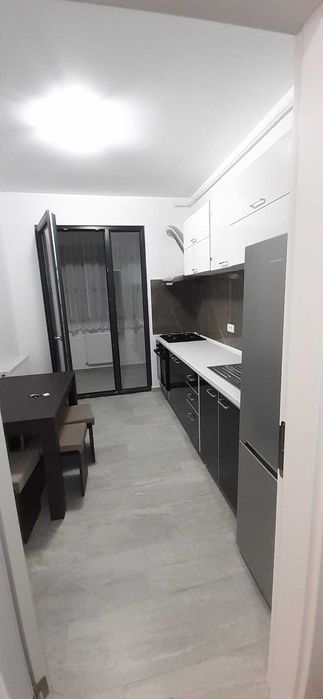 Închiriez apartament cu 2 camere