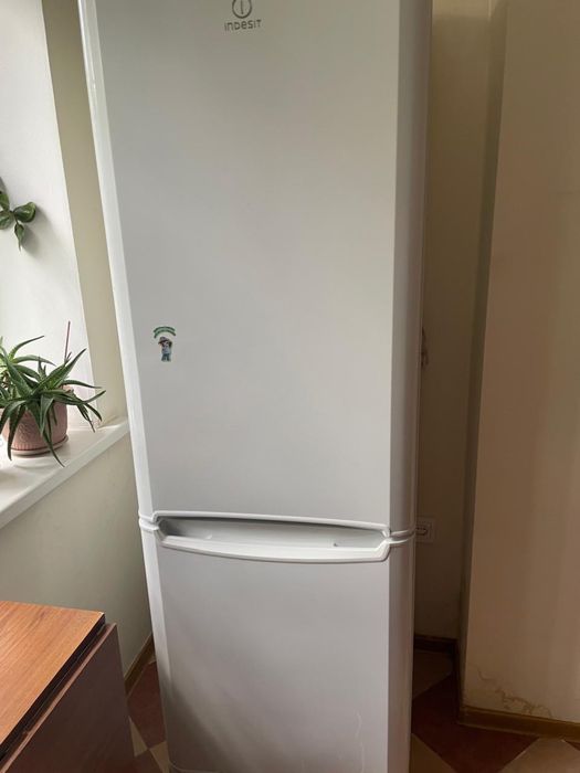 Холодильник Indesit