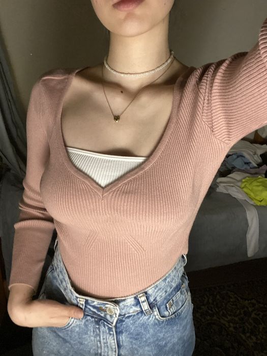 новая серо-розовая кофта с вырезом декальте