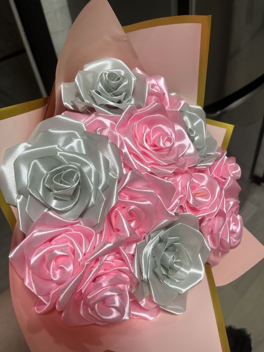 букет из атласных роз