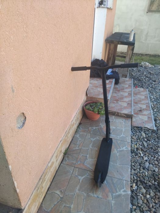 Vând trotinetă neagră