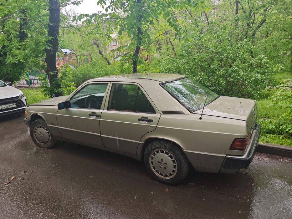 Мерседес Е190. 2.3 объем