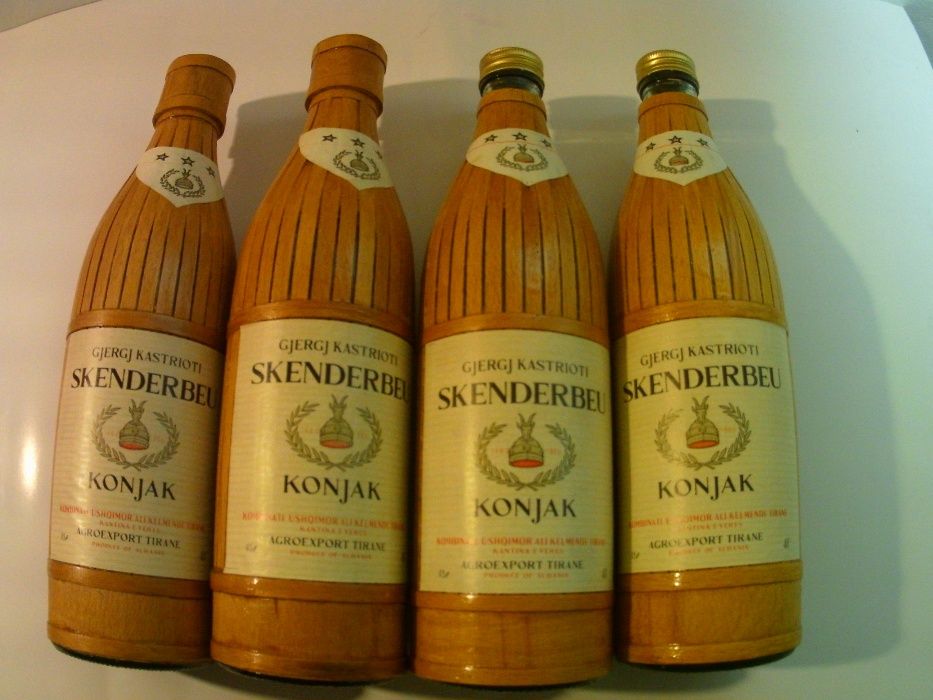 Decoratiuni vitrina bar , sticle vechi de colectie