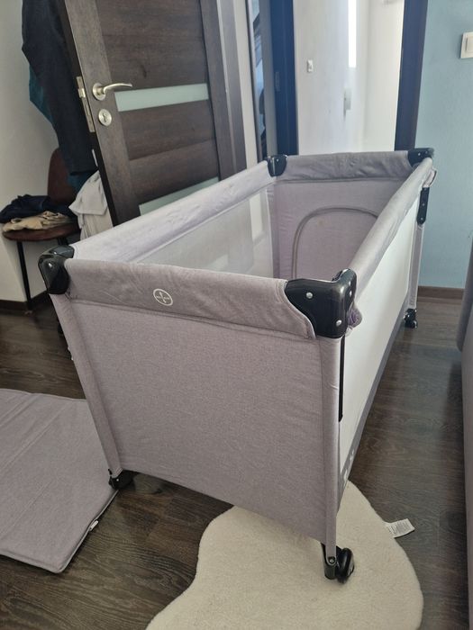 Patut pliabil Caretero, cu saltea, cearceafuri incluse