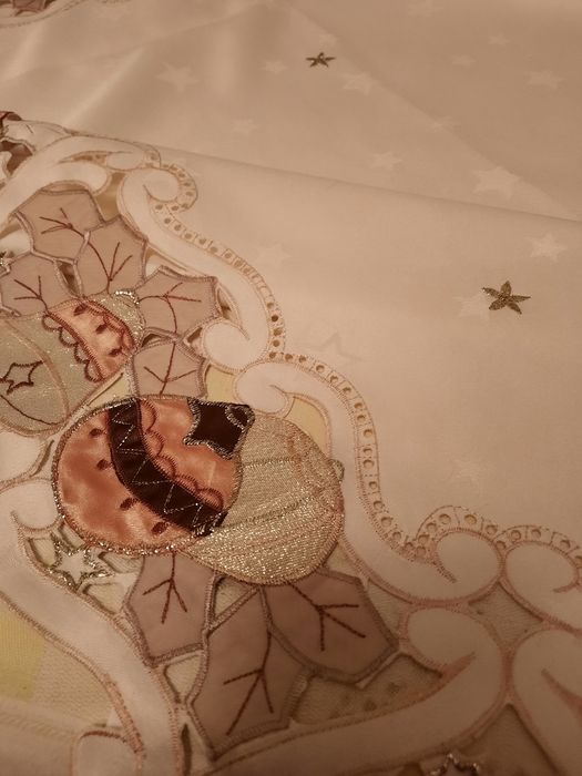 Față de masă cu globuri aurii