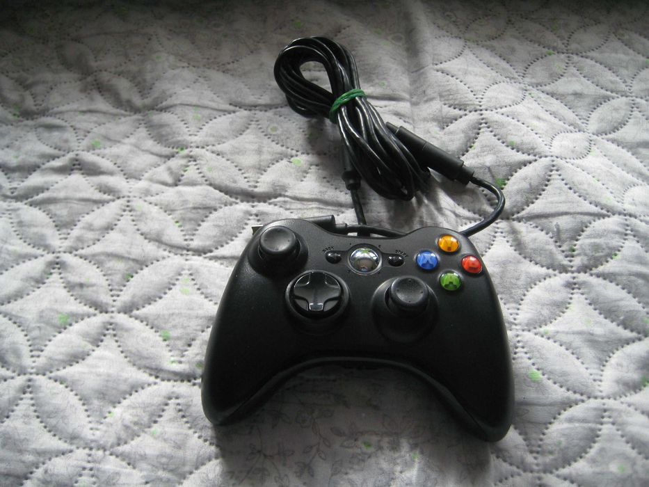 Продавам оригинален жичен контролер за XBOX 360