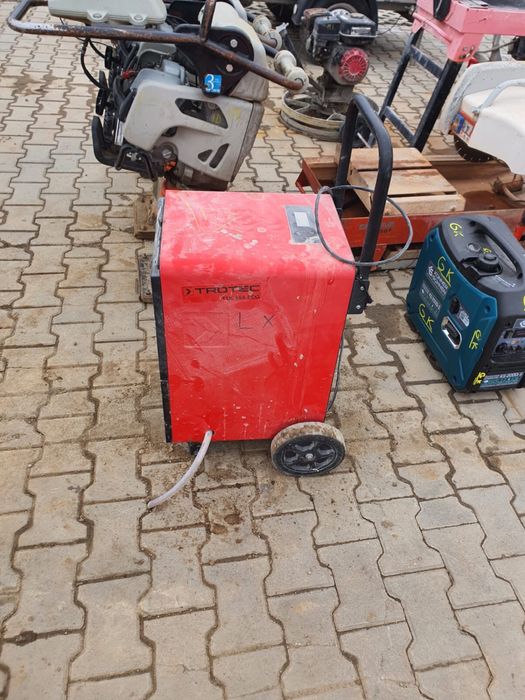 Inchiriez aspirator tapitarie karcher profesiona 10/1