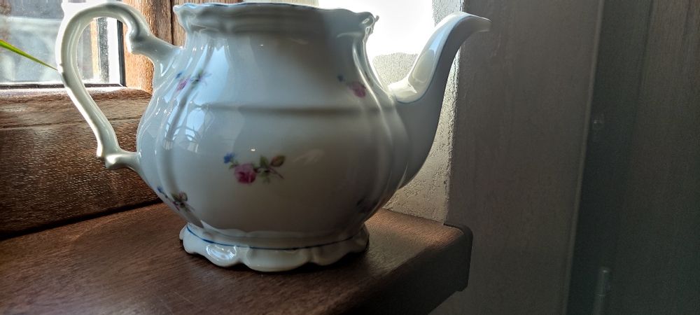 Красива порцеланова каничка