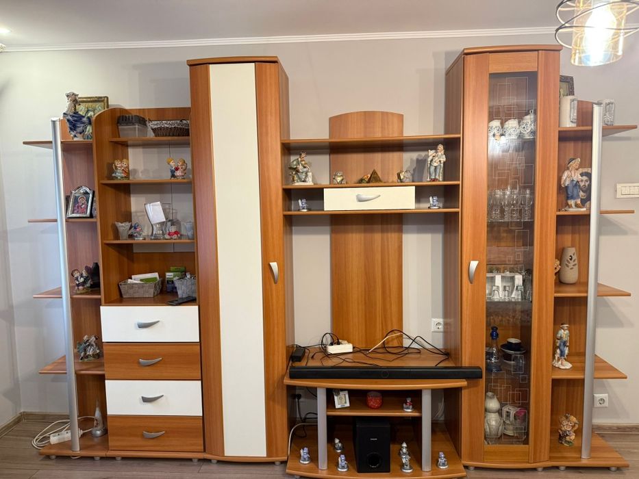 Vând biblioteca în stare buna