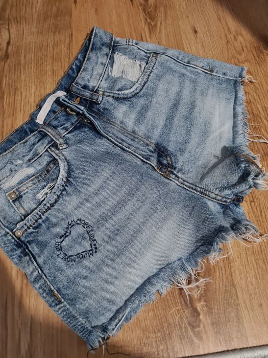 Pantaloni scurți Zara
