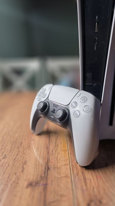 Продам Sony PlayStation 5 с играми