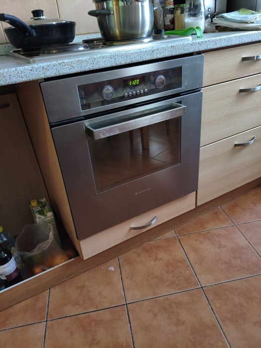 Продам духовой шкаф Ariston.