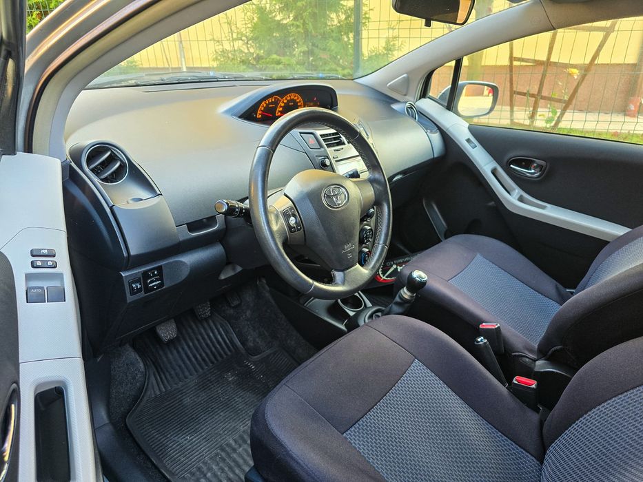 Toyota Yaris Facelift 2010 decembrie benzina 172000km