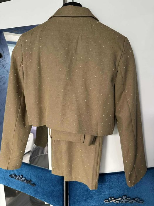 Елегантен костюм с камъни