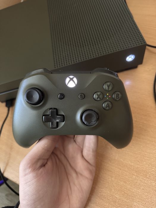 Продавам  xbox one s 1T