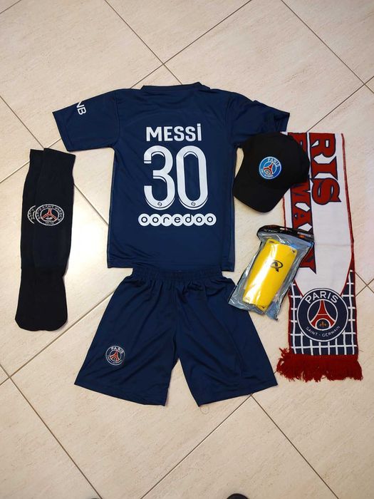 ПОДАРЪК 2ра топка Детски Екип Левски София/Шапка/Калци /Топка