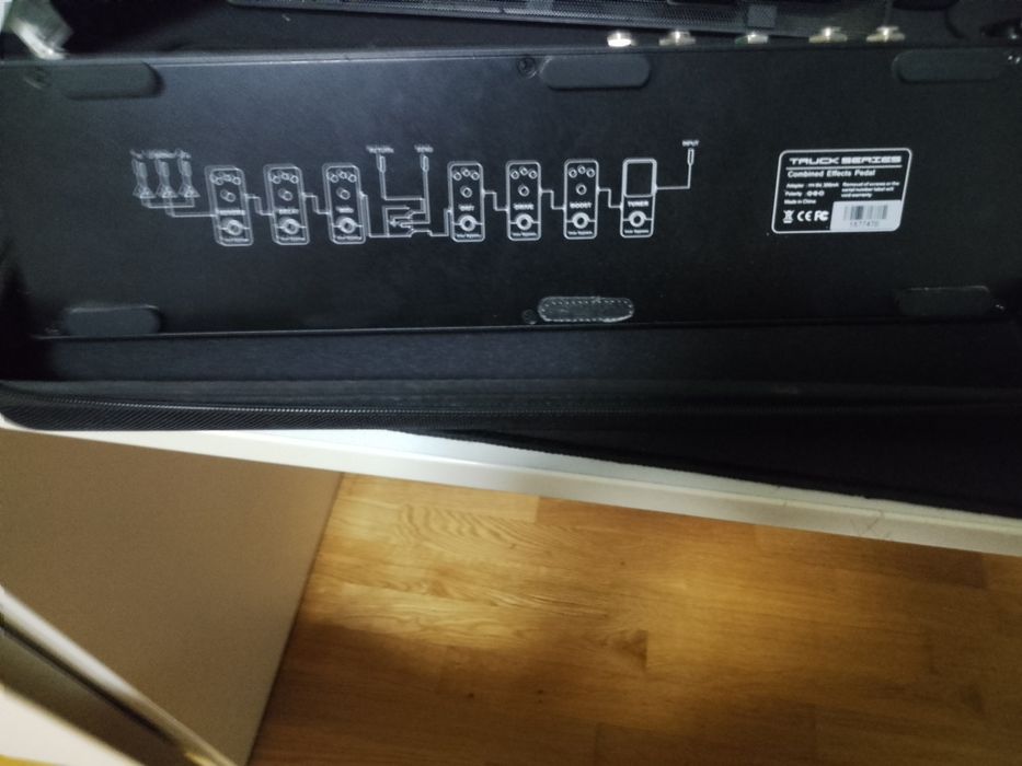 Multi-effect pedal red truck mooer