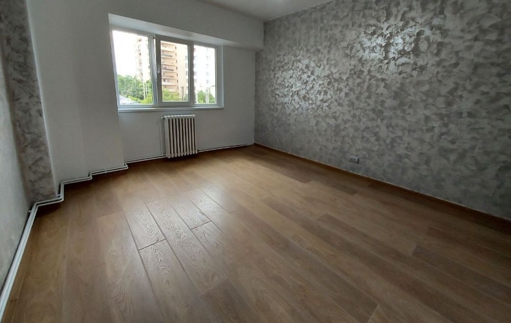 Apartament Pacurari 3 camere etaj 2/9 din 1990 Decomandat  Renovat