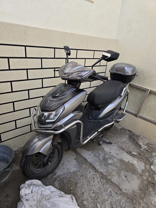 Katta dugali elektr Skuter