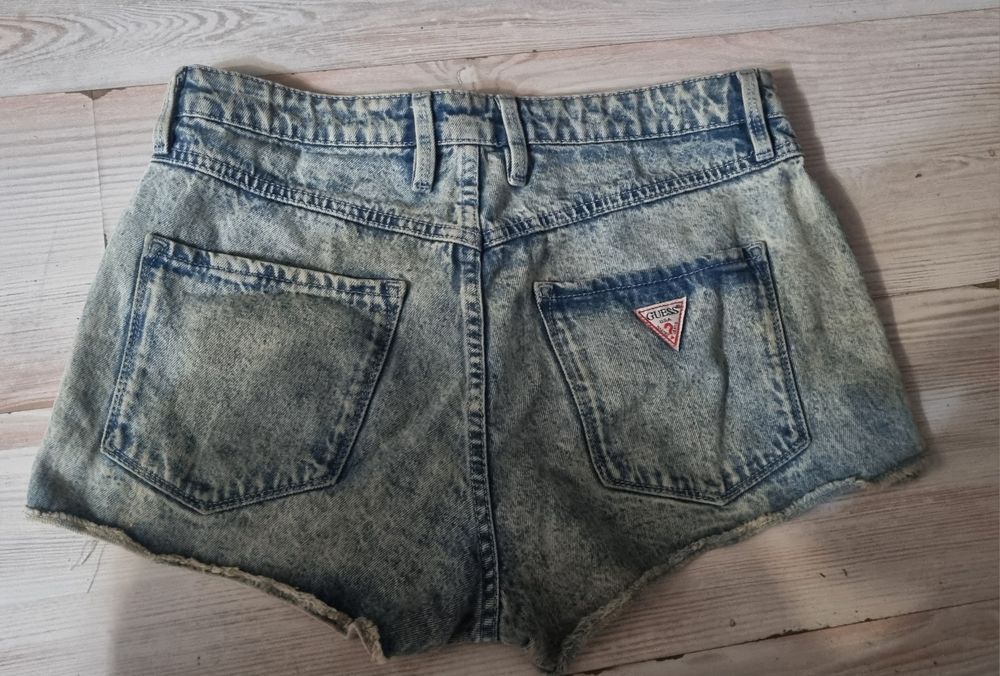 Продам  женские шорты  Guess