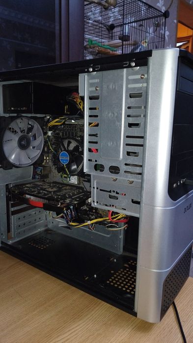 Vând unitate PC Gaming 4GB RAM DDR4 MVMe