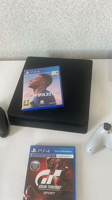 Продам  PS4 Slim 500тб 2 джостика 4 игры