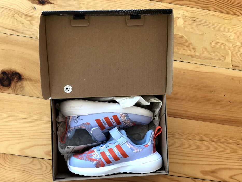 Чисто нови маратонки лимитирана серия Adidas Disney Moana