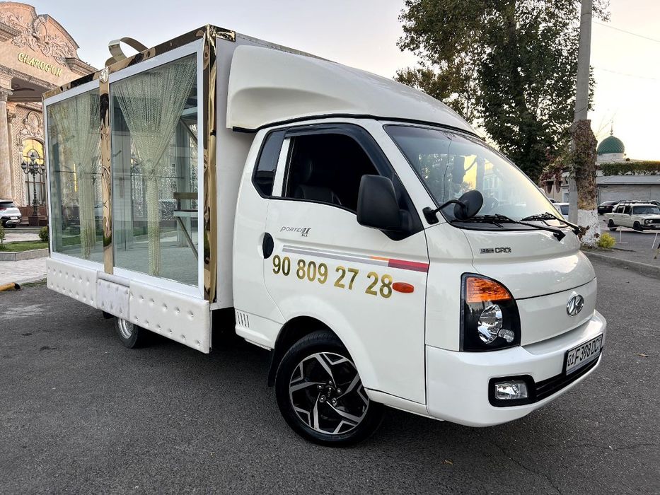 Toy marosimlar uchun Sarpo idishlar va moshinalar.