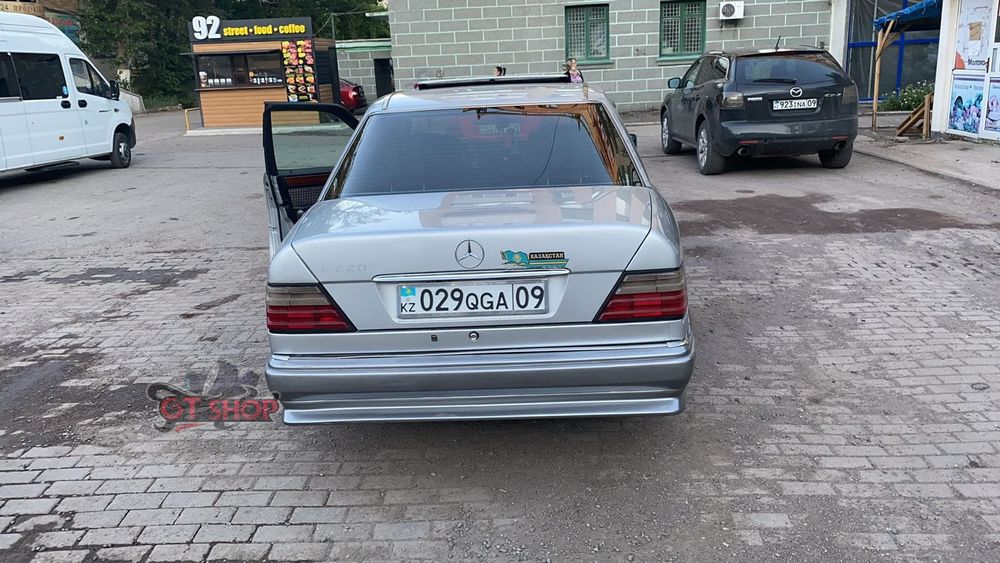 Бампер Мерседес W 124 AMG