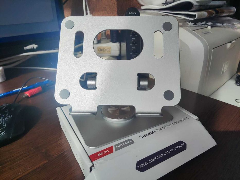 Метална стойка за телефон и таблет.