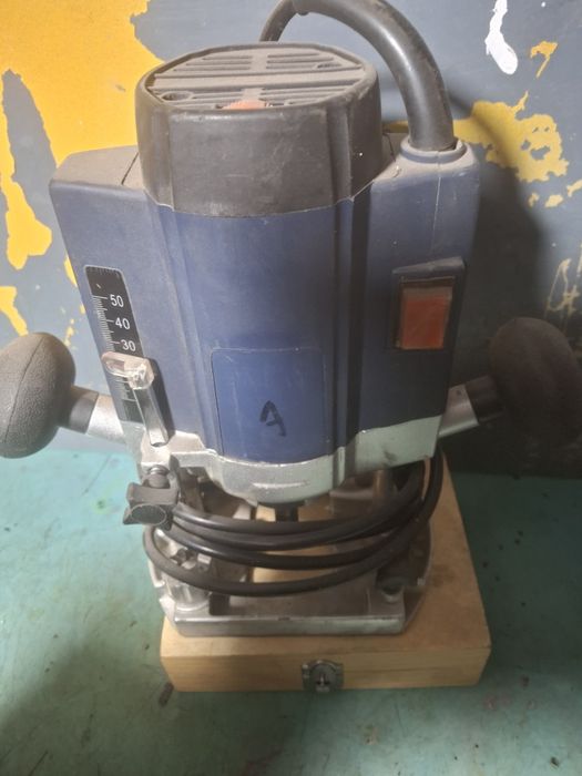 Freză electrica de mîna  Stern.