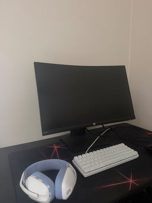 Геймърски компютър с цяла периферия