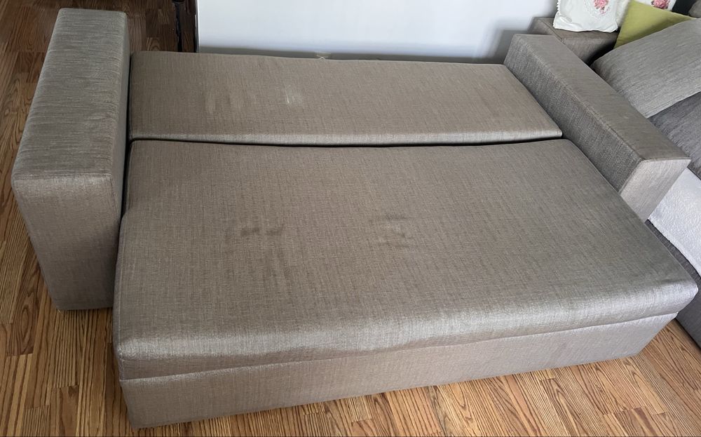 Canapea extensibila cu loc de depozitare.