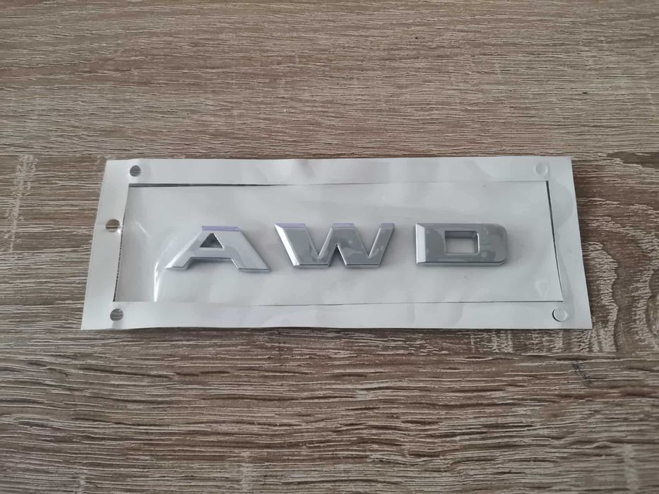 сребристо лого Cadillac AWD