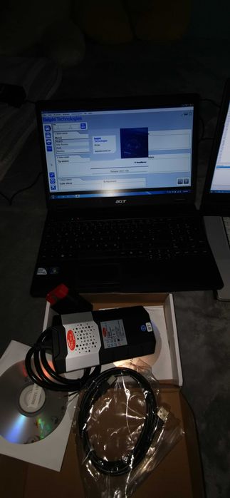 Laptop împreună cu aparat de diagnosticat Defecțiuni la Auto și Camion