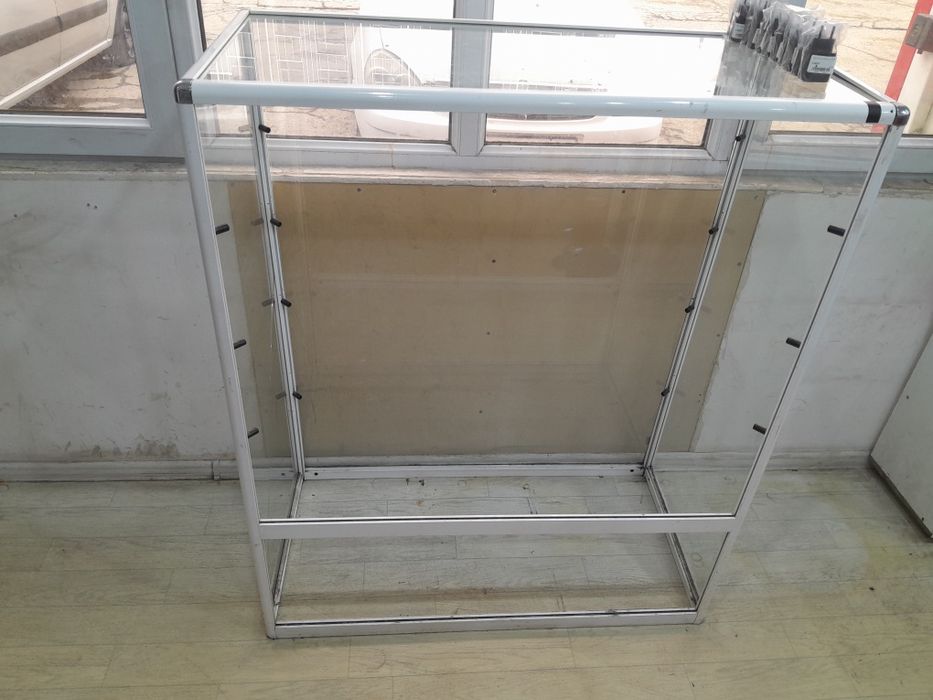 Стеклянный  ветрина